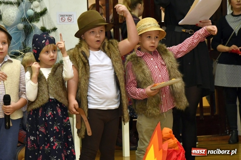 Zdjęcie w galerii na portalu naszraciborz.pl: Jasełka, piosenki, ciasto na stole - świąteczny kiermasz w Sudole wiadomości z regionu