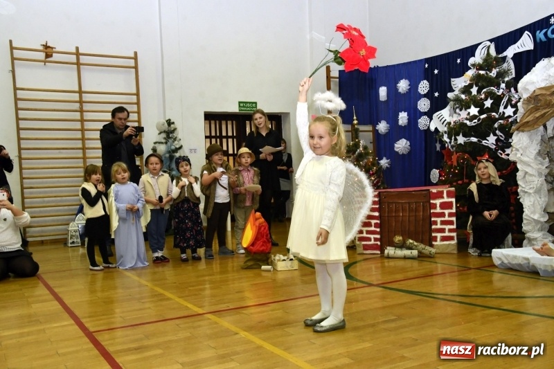 Zdjęcie w galerii na portalu naszraciborz.pl: Jasełka, piosenki, ciasto na stole - świąteczny kiermasz w Sudole wiadomości z regionu
