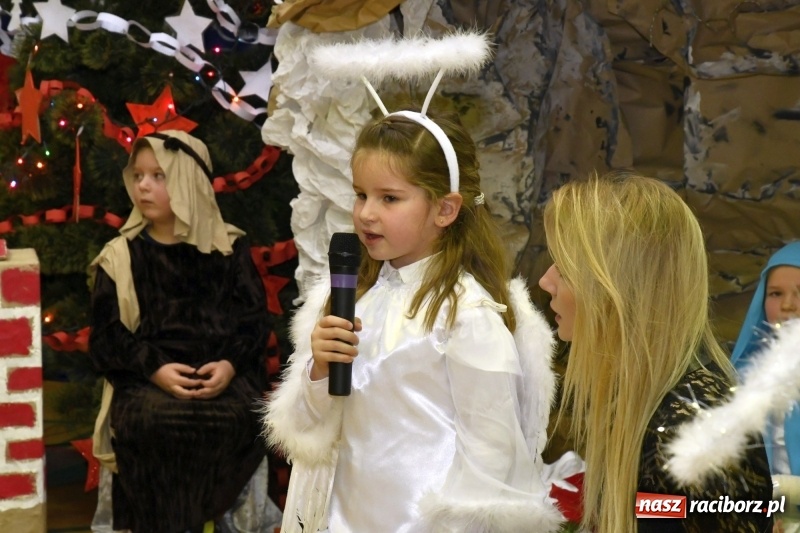 Zdjęcie w galerii na portalu naszraciborz.pl: Jasełka, piosenki, ciasto na stole - świąteczny kiermasz w Sudole wiadomości z regionu