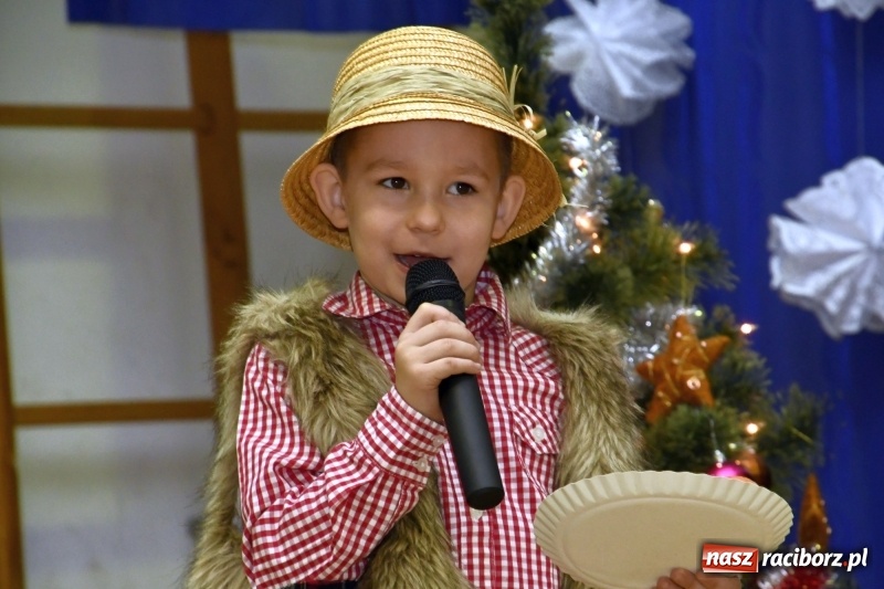 Zdjęcie w galerii na portalu naszraciborz.pl: Jasełka, piosenki, ciasto na stole - świąteczny kiermasz w Sudole wiadomości z regionu