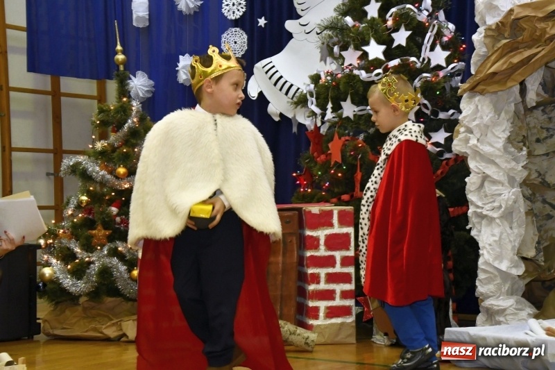 Zdjęcie w galerii na portalu naszraciborz.pl: Jasełka, piosenki, ciasto na stole - świąteczny kiermasz w Sudole wiadomości z regionu
