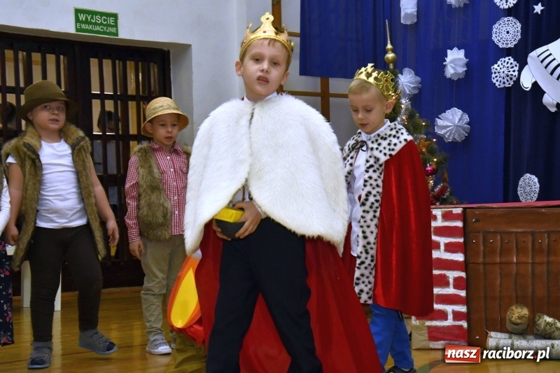 Zdjęcie w galerii na portalu naszraciborz.pl: Jasełka, piosenki, ciasto na stole - świąteczny kiermasz w Sudole wiadomości z regionu