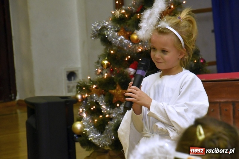 Zdjęcie w galerii na portalu naszraciborz.pl: Jasełka, piosenki, ciasto na stole - świąteczny kiermasz w Sudole wiadomości z regionu
