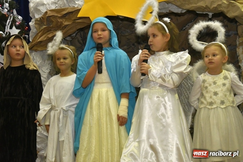 Zdjęcie w galerii na portalu naszraciborz.pl: Jasełka, piosenki, ciasto na stole - świąteczny kiermasz w Sudole wiadomości z regionu