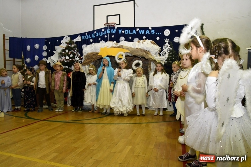 Zdjęcie w galerii na portalu naszraciborz.pl: Jasełka, piosenki, ciasto na stole - świąteczny kiermasz w Sudole wiadomości z regionu