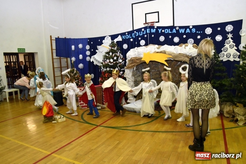 Zdjęcie w galerii na portalu naszraciborz.pl: Jasełka, piosenki, ciasto na stole - świąteczny kiermasz w Sudole wiadomości z regionu