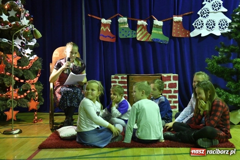 Zdjęcie w galerii na portalu naszraciborz.pl: Jasełka, piosenki, ciasto na stole - świąteczny kiermasz w Sudole wiadomości z regionu