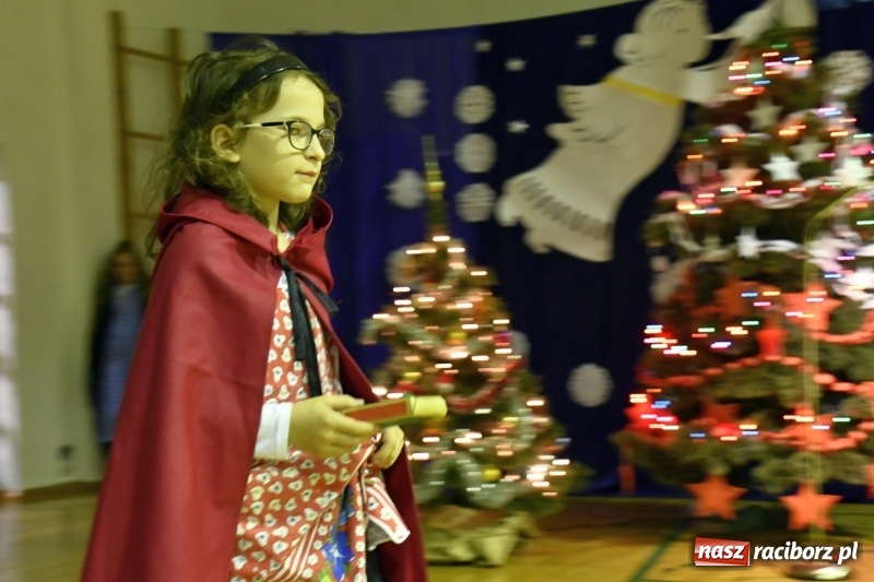 Zdjęcie w galerii na portalu naszraciborz.pl: Jasełka, piosenki, ciasto na stole - świąteczny kiermasz w Sudole wiadomości z regionu