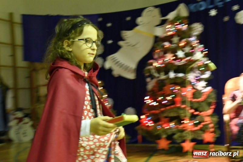 Zdjęcie w galerii na portalu naszraciborz.pl: Jasełka, piosenki, ciasto na stole - świąteczny kiermasz w Sudole wiadomości z regionu