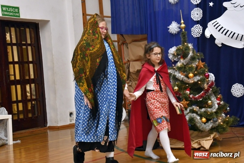 Zdjęcie w galerii na portalu naszraciborz.pl: Jasełka, piosenki, ciasto na stole - świąteczny kiermasz w Sudole wiadomości z regionu