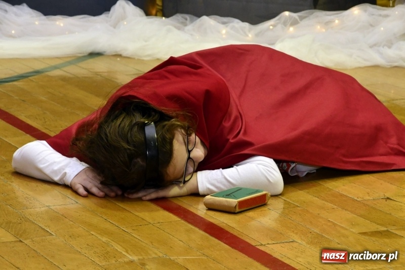 Zdjęcie w galerii na portalu naszraciborz.pl: Jasełka, piosenki, ciasto na stole - świąteczny kiermasz w Sudole wiadomości z regionu