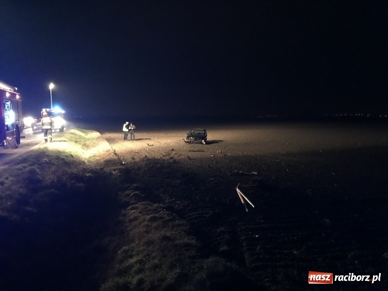 Zdjęcie w galerii na portalu naszraciborz.pl: Polo dachowało na trasie Racibórz - Zawada Książęca. Jedna osoba ranna, druga oddaliła się z miejsca zdarzenia  wiadomości z regionu