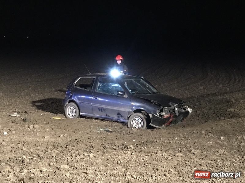 Zdjęcie w galerii na portalu naszraciborz.pl: Polo dachowało na trasie Racibórz - Zawada Książęca. Jedna osoba ranna, druga oddaliła się z miejsca zdarzenia  wiadomości z regionu