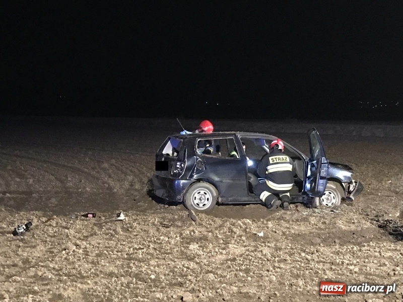 Zdjęcie w galerii na portalu naszraciborz.pl: Polo dachowało na trasie Racibórz - Zawada Książęca. Jedna osoba ranna, druga oddaliła się z miejsca zdarzenia  wiadomości z regionu