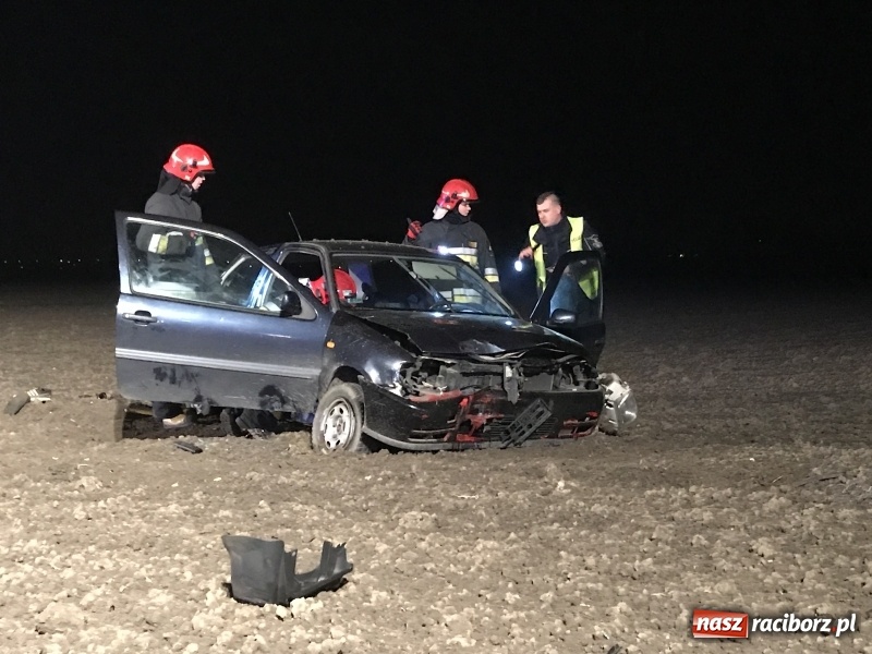 Zdjęcie w galerii na portalu naszraciborz.pl: Polo dachowało na trasie Racibórz - Zawada Książęca. Jedna osoba ranna, druga oddaliła się z miejsca zdarzenia  wiadomości z regionu