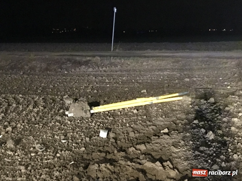 Zdjęcie w galerii na portalu naszraciborz.pl: Polo dachowało na trasie Racibórz - Zawada Książęca. Jedna osoba ranna, druga oddaliła się z miejsca zdarzenia  wiadomości z regionu