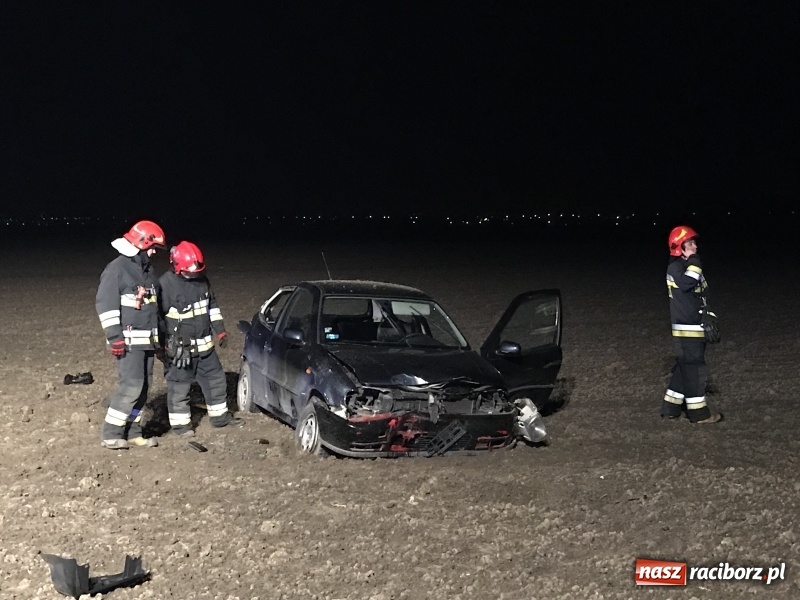 Zdjęcie w galerii na portalu naszraciborz.pl: Polo dachowało na trasie Racibórz - Zawada Książęca. Jedna osoba ranna, druga oddaliła się z miejsca zdarzenia  wiadomości z regionu