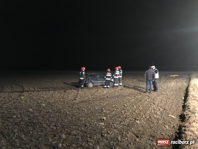 Zdjęcie w galerii na portalu naszraciborz.pl: Polo dachowało na trasie Racibórz - Zawada Książęca. Jedna osoba ranna, druga oddaliła się z miejsca zdarzenia  wiadomości z regionu