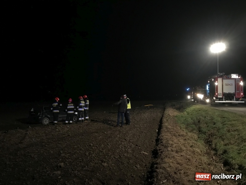 Zdjęcie w galerii na portalu naszraciborz.pl: Polo dachowało na trasie Racibórz - Zawada Książęca. Jedna osoba ranna, druga oddaliła się z miejsca zdarzenia  wiadomości z regionu