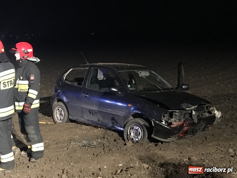 Zdjęcie w galerii na portalu naszraciborz.pl: Polo dachowało na trasie Racibórz - Zawada Książęca. Jedna osoba ranna, druga oddaliła się z miejsca zdarzenia  wiadomości z regionu
