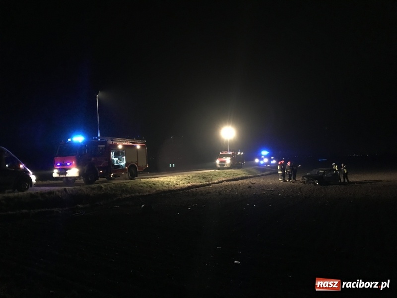 Zdjęcie w galerii na portalu naszraciborz.pl: Polo dachowało na trasie Racibórz - Zawada Książęca. Jedna osoba ranna, druga oddaliła się z miejsca zdarzenia  wiadomości z regionu