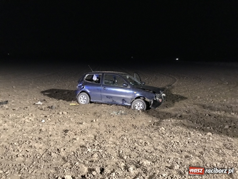 Zdjęcie w galerii na portalu naszraciborz.pl: Polo dachowało na trasie Racibórz - Zawada Książęca. Jedna osoba ranna, druga oddaliła się z miejsca zdarzenia  wiadomości z regionu