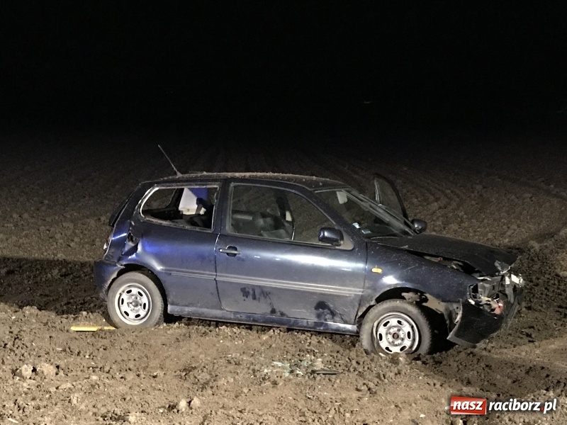 Zdjęcie w galerii na portalu naszraciborz.pl: Polo dachowało na trasie Racibórz - Zawada Książęca. Jedna osoba ranna, druga oddaliła się z miejsca zdarzenia  wiadomości z regionu
