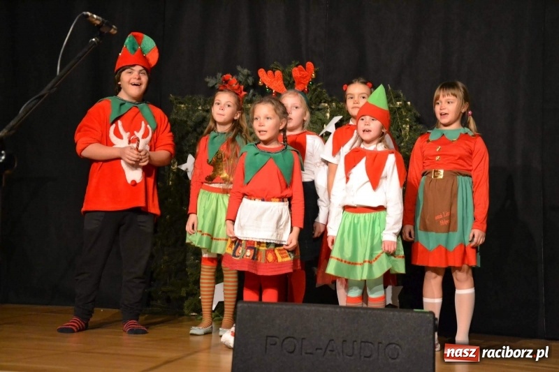 Zdjęcie w galerii na portalu naszraciborz.pl: Jasełka wraz z Koncertem Kolęd oraz Jarmark Bożonarodzeniowy za nami  wiadomości z regionu