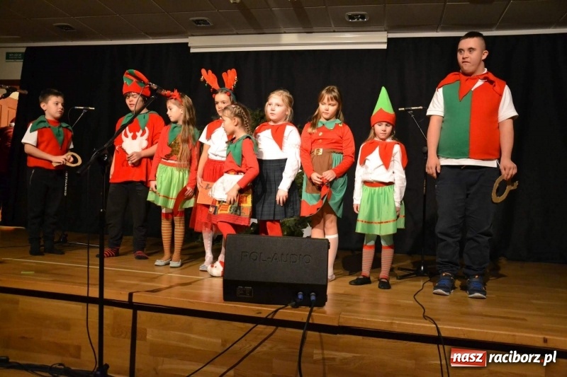 Zdjęcie w galerii na portalu naszraciborz.pl: Jasełka wraz z Koncertem Kolęd oraz Jarmark Bożonarodzeniowy za nami  wiadomości z regionu