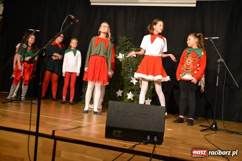 Zdjęcie w galerii na portalu naszraciborz.pl: Jasełka wraz z Koncertem Kolęd oraz Jarmark Bożonarodzeniowy za nami  wiadomości z regionu