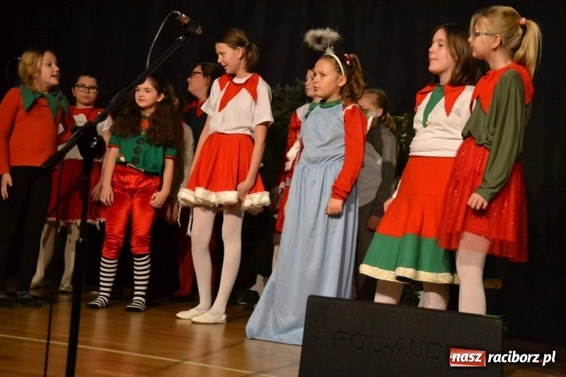 Zdjęcie w galerii na portalu naszraciborz.pl: Jasełka wraz z Koncertem Kolęd oraz Jarmark Bożonarodzeniowy za nami  wiadomości z regionu