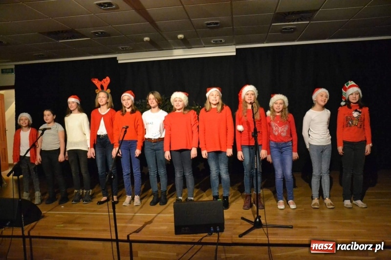 Zdjęcie w galerii na portalu naszraciborz.pl: Jasełka wraz z Koncertem Kolęd oraz Jarmark Bożonarodzeniowy za nami  wiadomości z regionu