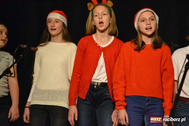 Zdjęcie w galerii na portalu naszraciborz.pl: Jasełka wraz z Koncertem Kolęd oraz Jarmark Bożonarodzeniowy za nami  wiadomości z regionu