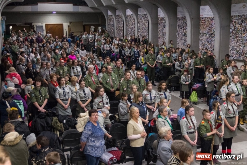 Zdjęcie w galerii na portalu naszraciborz.pl: Raciborscy harcerze mają już Betlejemskie Światło Pokoju  wiadomości z regionu