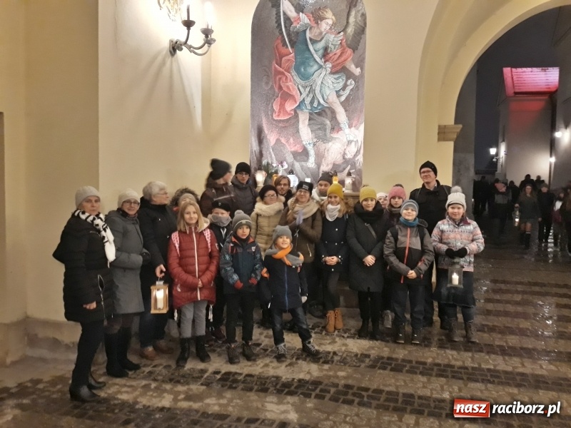 Zdjęcie w galerii na portalu naszraciborz.pl: Raciborscy harcerze mają już Betlejemskie Światło Pokoju  wiadomości z regionu