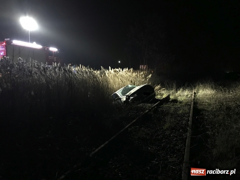 Zdjęcie w galerii na portalu naszraciborz.pl: Renault stoczyło się ze skarpy na Brzeskiej  wiadomości z regionu