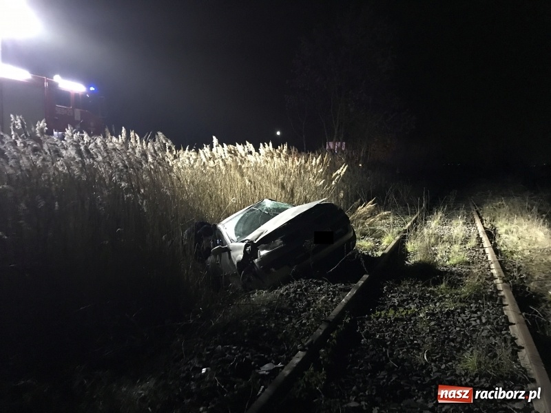 Zdjęcie w galerii na portalu naszraciborz.pl: Renault stoczyło się ze skarpy na Brzeskiej  wiadomości z regionu
