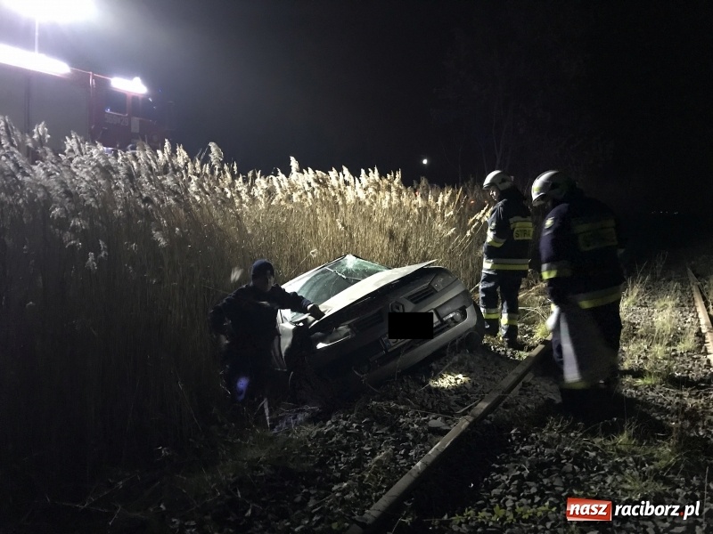 Zdjęcie w galerii na portalu naszraciborz.pl: Renault stoczyło się ze skarpy na Brzeskiej  wiadomości z regionu