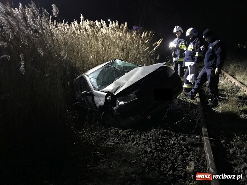 Zdjęcie w galerii na portalu naszraciborz.pl: Renault stoczyło się ze skarpy na Brzeskiej  wiadomości z regionu