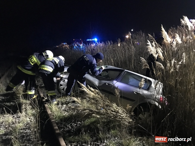 Zdjęcie w galerii na portalu naszraciborz.pl: Renault stoczyło się ze skarpy na Brzeskiej  wiadomości z regionu