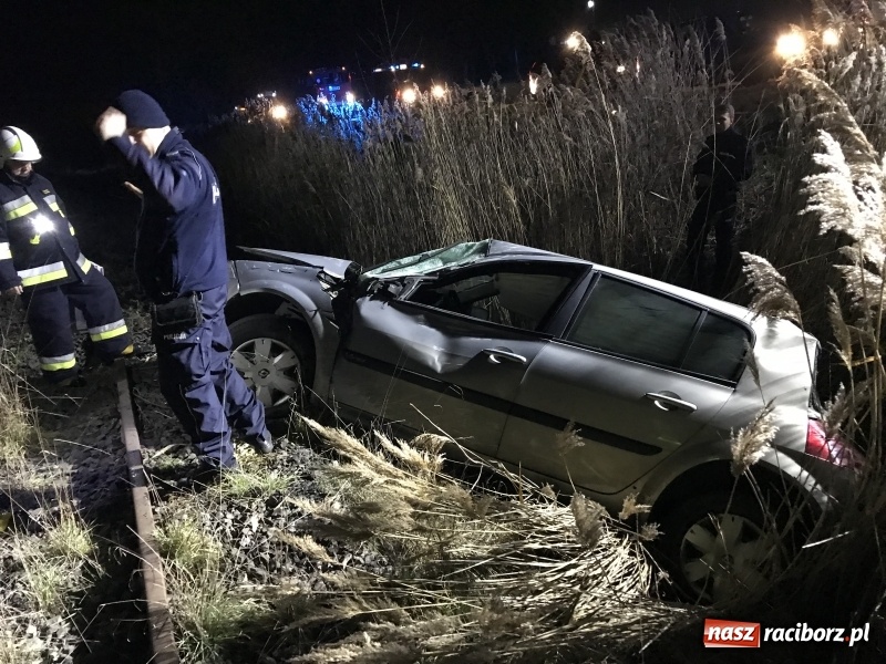Zdjęcie w galerii na portalu naszraciborz.pl: Renault stoczyło się ze skarpy na Brzeskiej  wiadomości z regionu