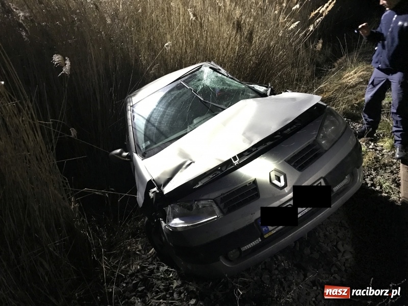 Zdjęcie w galerii na portalu naszraciborz.pl: Renault stoczyło się ze skarpy na Brzeskiej  wiadomości z regionu