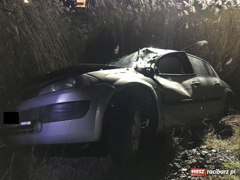 Zdjęcie w galerii na portalu naszraciborz.pl: Renault stoczyło się ze skarpy na Brzeskiej  wiadomości z regionu