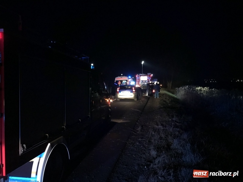 Zdjęcie w galerii na portalu naszraciborz.pl: Renault stoczyło się ze skarpy na Brzeskiej  wiadomości z regionu