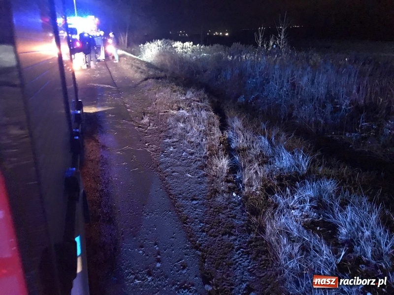 Zdjęcie w galerii na portalu naszraciborz.pl: Renault stoczyło się ze skarpy na Brzeskiej  wiadomości z regionu