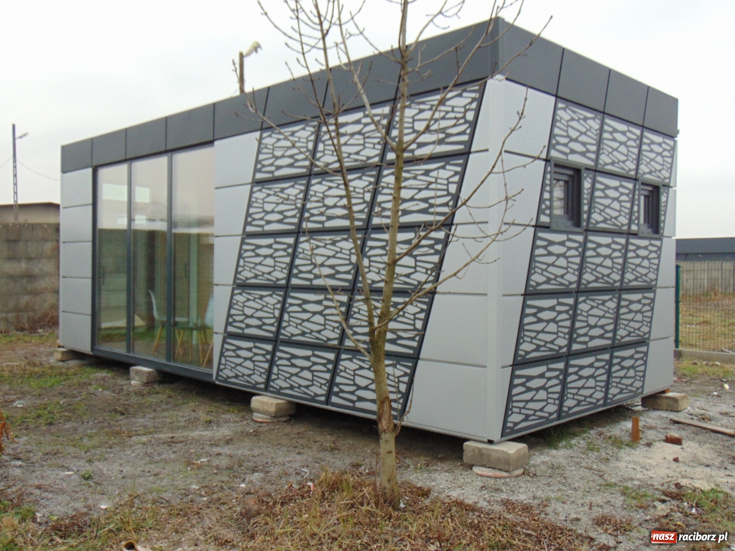 Zdjęcie w galerii na portalu naszraciborz.pl: W Raciborzu powstał pawilon dla psów wiadomości z regionu