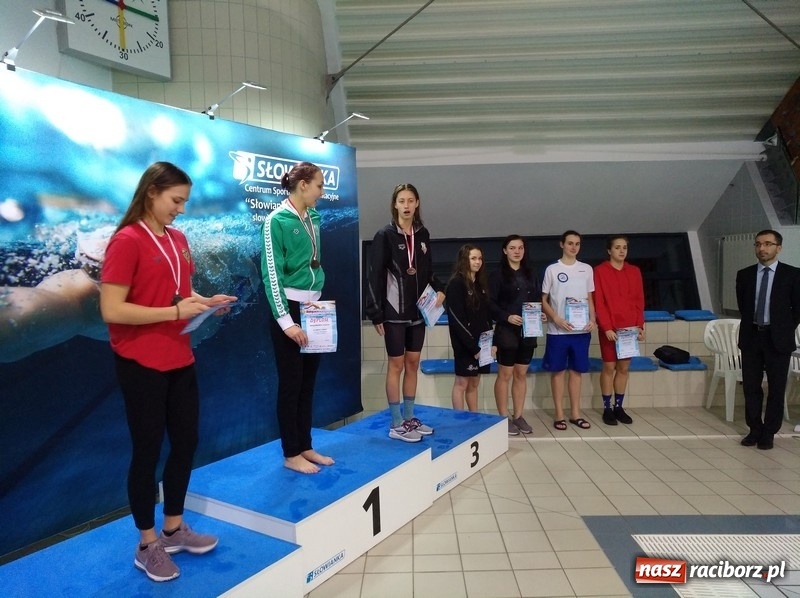 Zdjęcie w galerii na portalu naszraciborz.pl: Pływanie. Pięć medali pływaków Szkoły Mistrzostwa Sportowego wiadomości z regionu