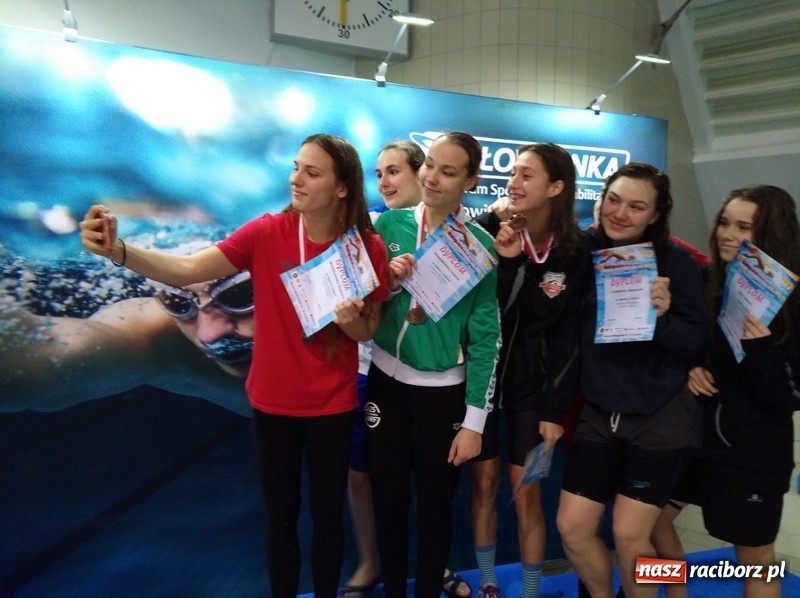 Zdjęcie w galerii na portalu naszraciborz.pl: Pływanie. Pięć medali pływaków Szkoły Mistrzostwa Sportowego wiadomości z regionu
