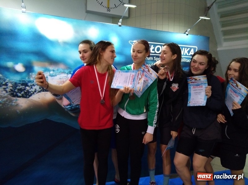Zdjęcie w galerii na portalu naszraciborz.pl: Pływanie. Pięć medali pływaków Szkoły Mistrzostwa Sportowego wiadomości z regionu