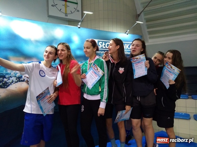 Zdjęcie w galerii na portalu naszraciborz.pl: Pływanie. Pięć medali pływaków Szkoły Mistrzostwa Sportowego wiadomości z regionu